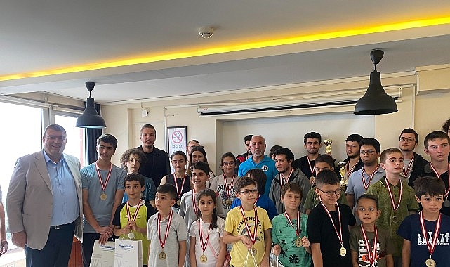 Seferihisar Belediyesi, okulların kapanmasıyla Teos Yaratıcı Yazarlar Evi'nde “Yaza Merhaba Satranç Turnuvası" düzenledi.