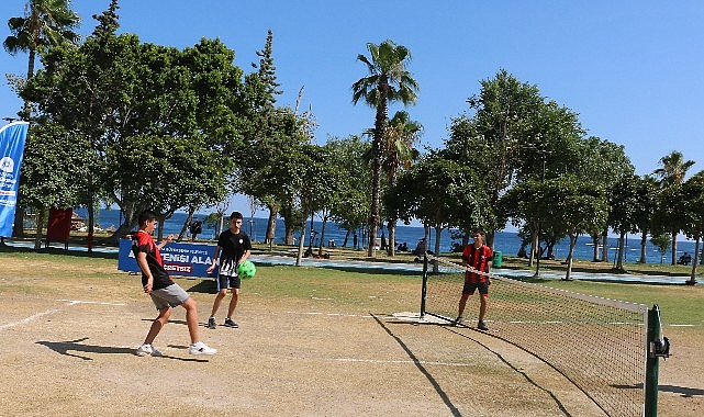 Büyükşehir'den gençlere ayak tenisi sahası