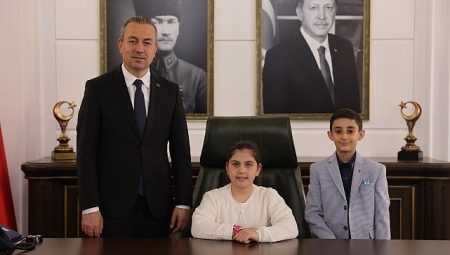 23 Nisan Ulusal Egemenlik ve Çocuk Bayramı Münasebetiyle Sivas Belediye Başkanı Dr. Adem Uzun, makamını Reşat Şemsettin Başkanvekili görevini üstlendi