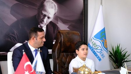 Narlıdere Belediye Başkanı Erman Uzun, 23 Nisan Ulusal Egemenlik ve Çocuk Bayramı'nda koltuğu 3.sınıf öğrencisi Ali Dönmez'e devretti