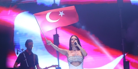 Antalyalılar Zafer Bayramı'nı DJ Mert Aydın ve Simge ile kutladı