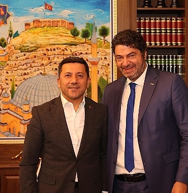 arabesk-muziginin-sevilen-ismi-hakan-tasiyan-nevsehir-belediye-baskani-rasim-ariyi-ziyaret-etti.jpg