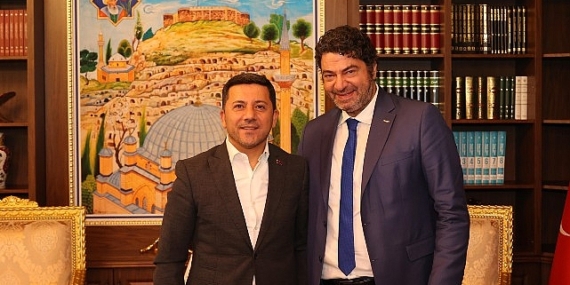 Arabesk müziğinin sevilen ismi Hakan Taşıyan, Nevşehir Belediye Başkanı Rasim Arı'yı ziyaret etti