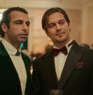 farkli-bir-cagatay-ulusoy-kiskirtici-bir-hikaye-tam-bir-centilmen-26-eylulde-sadece-netflixte.jpg