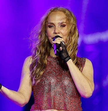 sertab-erener-istanbul-festivali-sahnesinde-yeni-sarkisi-sen-isteyi-ilk-kez-seslendirdi.jpg