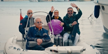 gainin-yeni-sohbet-programi-alarga-da-zafer-algoz-ve-hakan-altun-teknede-leziz-sofralar-kurup-unlu-arkadaslarini-agirliyor.jpg