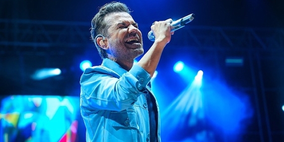 Kenan Doğulu, Bursalı hayranlarıyla buluştu.