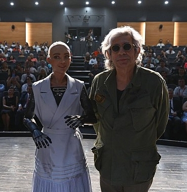 okan-bayulgen-ile-robot-sophia-izmirliler-ile-bir-araya-geldi.jpg