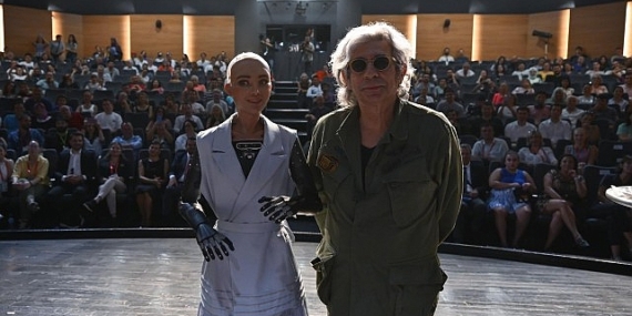 Okan Bayülgen ile Robot Sophia İzmirliler ile bir araya geldi