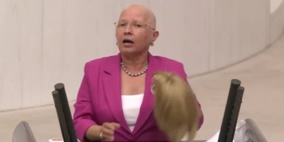 CHP’li Yontar farkındalık için peruğunu çıkardı!