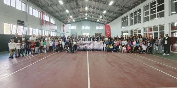 Geleceğin şampiyon raketleri korta çıktı