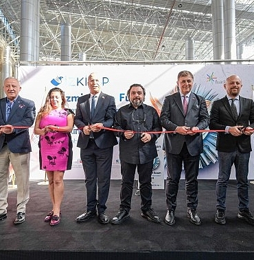 izkitap-4-izmir-kitap-fuari-kapilarini-acti