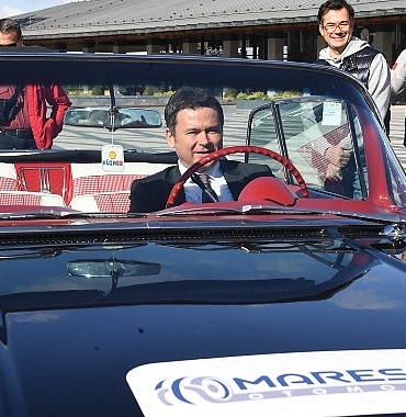 klasik-otomobiller-baskan-aydinin-startiyla-yola-cikti