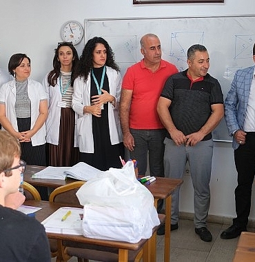 ogrencilere-ucretsiz-kitaplari-dagitildi