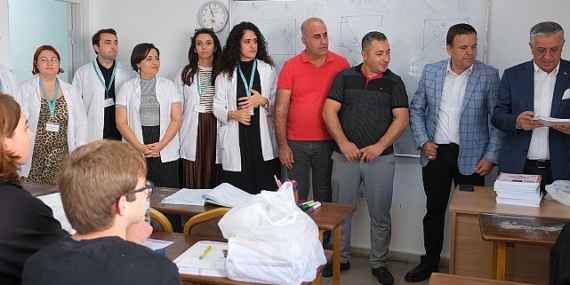 Öğrencilere ücretsiz kitapları dağıtıldı