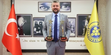 buca-belediye-baskani-gorkem-dumana-iki-odul-birden