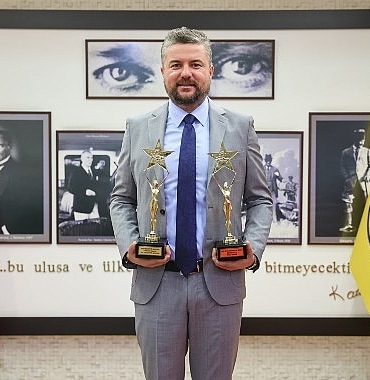 buca-belediye-baskani-gorkem-dumana-iki-odul-birden