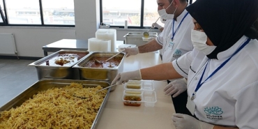 niluferde-ihtiyac-sahiplerine-sicak-yemek-destegi