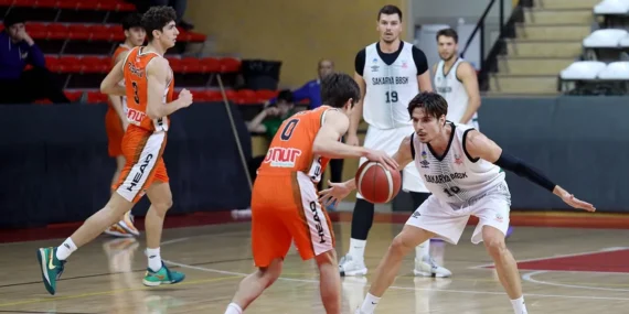 Sakarya son saniye basketiyle ilk galibiyeti aldı