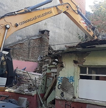 tehlike-sacan-metruk-bina-yikildi