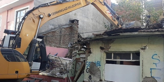 Tehlike saçan metruk bina yıkıldı