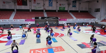 aliagali-kadinlar-pilates-ve-aerobikle-hem-fiziksel-hem-ruhsal-sagliklarini-gelistiriyor