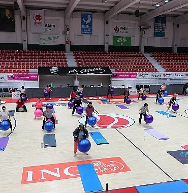 aliagali-kadinlar-pilates-ve-aerobikle-hem-fiziksel-hem-ruhsal-sagliklarini-gelistiriyor