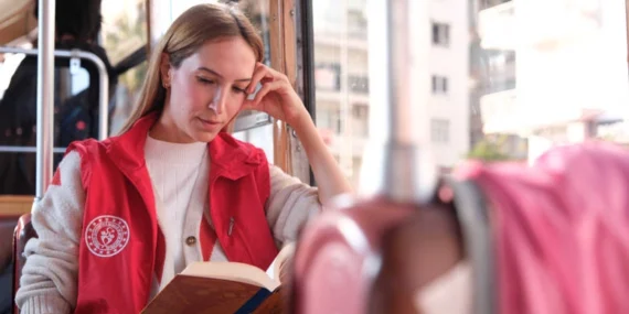 Antalya’da nostalji tramvayında kitap okudular
