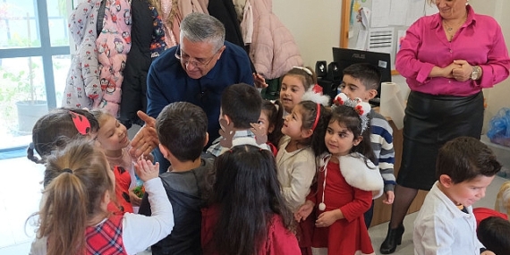 Minik öğrencilerin yılbaşı heyecanı