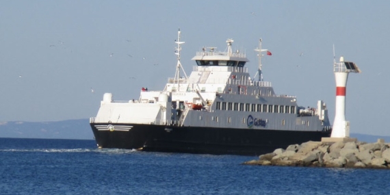 Olumsuz hava koşulları feribot seferlerini engelledi