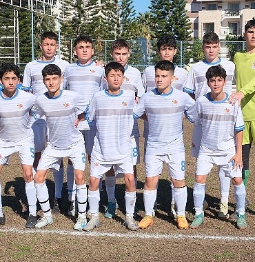 kemer-belediye-merkez-spor-evinde-galip-geldi