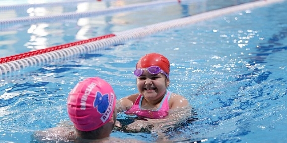 Buca’nın yıldızı Sporium yüzme kursları ile kapılarını açtı