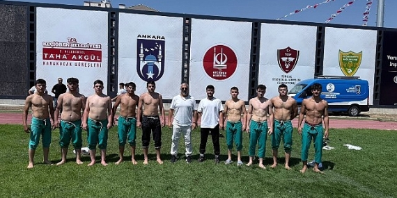 Güreşçiler Dualı Çayırda Mücadele Etti