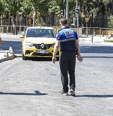 izmirde-zabita-ekiplerinden-yolcu-kiliginda-taksi-denetimi