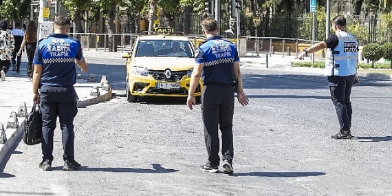 izmirde-zabita-ekiplerinden-yolcu-kiliginda-taksi-denetimi