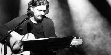 emre-cakmakoglundan-yeni-tekli-tam-da-yeri