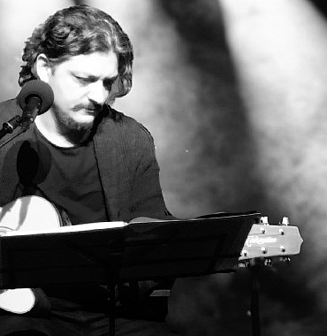 emre-cakmakoglundan-yeni-tekli-tam-da-yeri