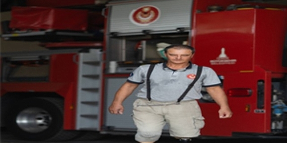 Engelli itfaiyeci çok sevdiği mesleğinden hiç kopmadı