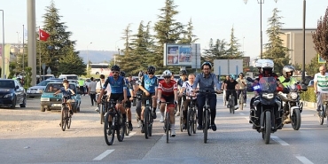 inegolde-zaferden-kurtulusa-bisiklet-turu-duzenlendi