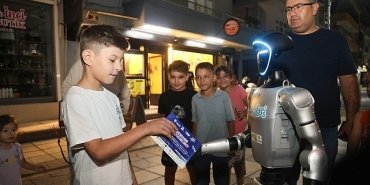 insansi-robot-canik-sokaklarinda