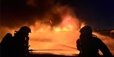 izmir-itfaiyesi-fabrikayi-saran-alevleri-sondurdu