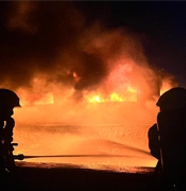 izmir-itfaiyesi-fabrikayi-saran-alevleri-sondurdu