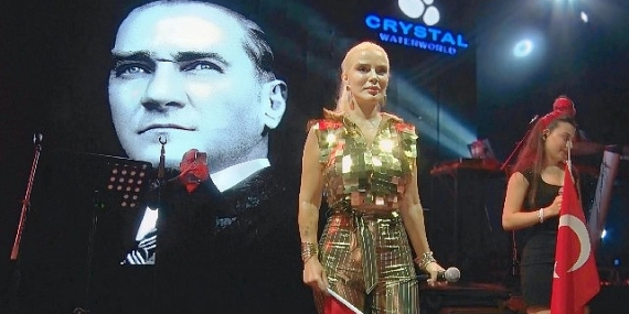 Ömür Gedik konserinde 4 bin Türk bayrağı dağıtıldı