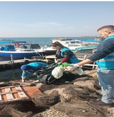 dogaseverler-karsiyakada-kiyi-temizligi-yapti