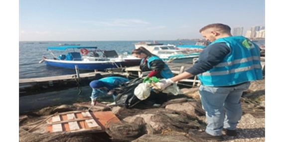 dogaseverler-karsiyakada-kiyi-temizligi-yapti