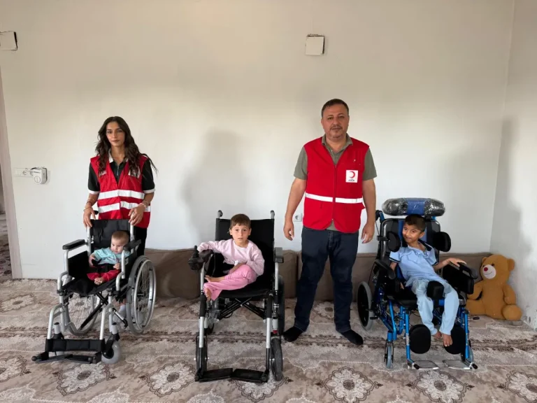Kızılay’dan Üç Kardeşe Tekerlekli Sandalye Desteği: Ailenin Yüzü Güldü