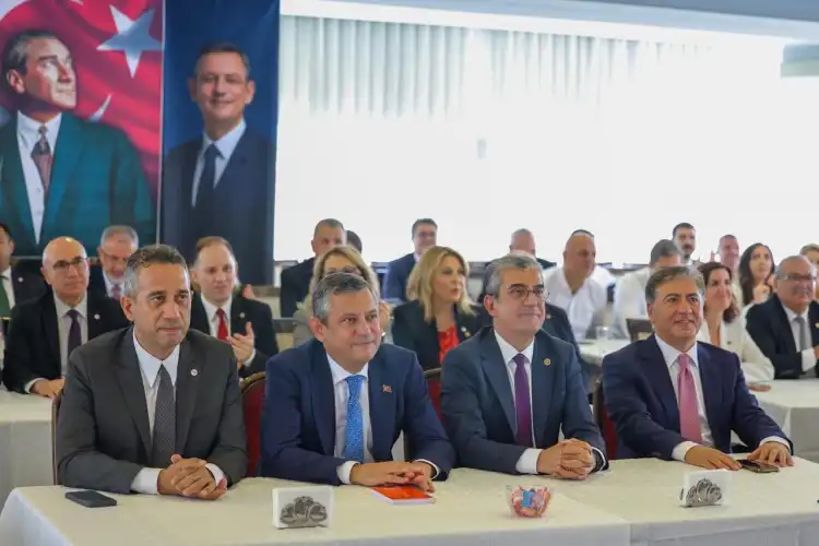 Özgür Özel YENİ Parti Genel Başkanı seçildi